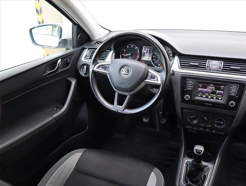 Škoda Rapid (2017) 1.2 TSI, Park. senzory - fotka 7 z 18