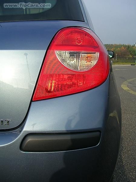 Jízdní vlastnosti jsou asi nejsilnější zbraní Clia, náklony v zatáčkách jsou minimální (tady je náklon při jízdě po třech kolech).