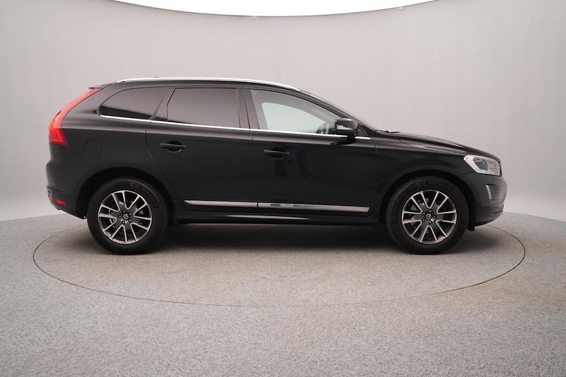 Volvo XC60 D4 AWD SUMMUM AUT CZ 1.maj - fotka 11 z 40