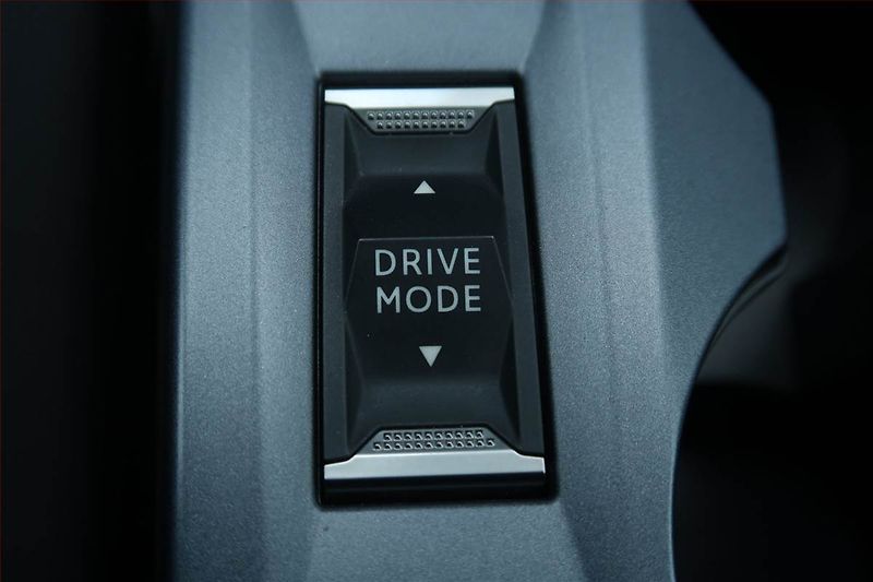 Peugeot 2008 (2020) Allure 1.2 PureTech, Automat - fotka 23 z 25