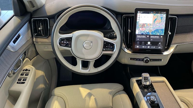 Volvo XC90 (2026) ULTRA BRIGHT, B5 AWD, 184+10 k - fotka 9 z 15