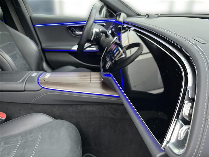 Mercedes-Benz Třídy E 300 de 4MATIC kombi s hybridní - fotka 17 z 22