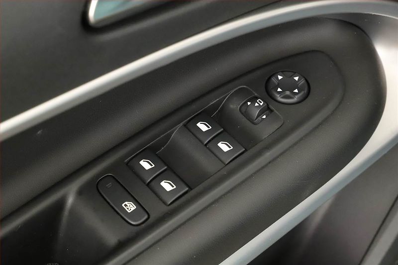 Jeep Avenger (2024) 54 kWh, SoH 95% - fotka 10 z 18