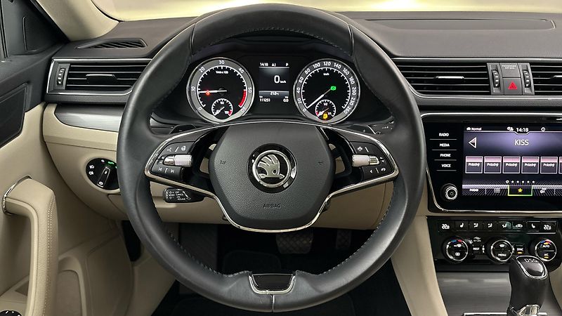 Škoda Superb 2.0 TDI DSG Style Combi - fotka 9 z 27