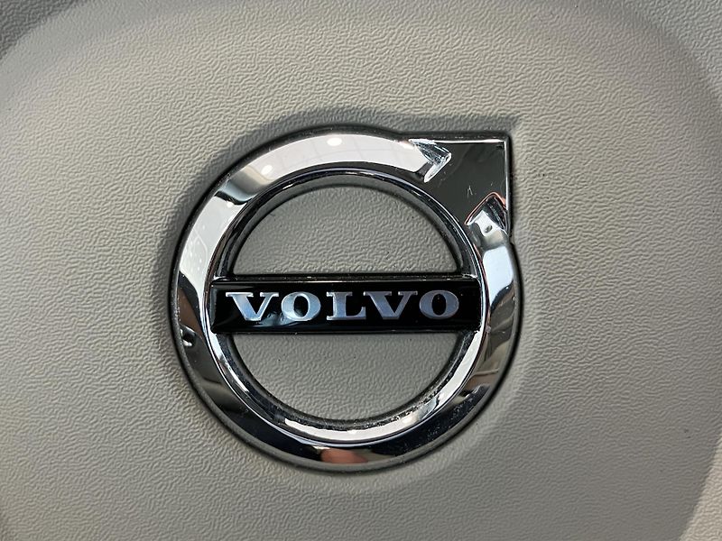 Volvo XC90 B5 AWD Momentum AT8 - fotka 43 z 43