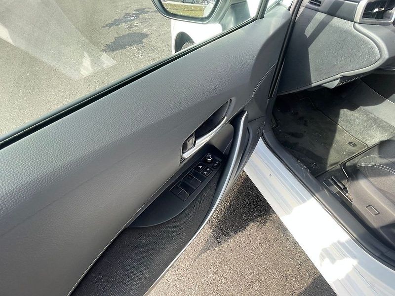 Toyota Corolla 1.8 Hybrid Comfort Business - fotka 13 z 28