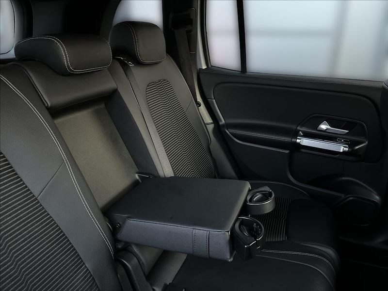 Mercedes-Benz GLB 200d 4MATIC - fotka 21 z 23
