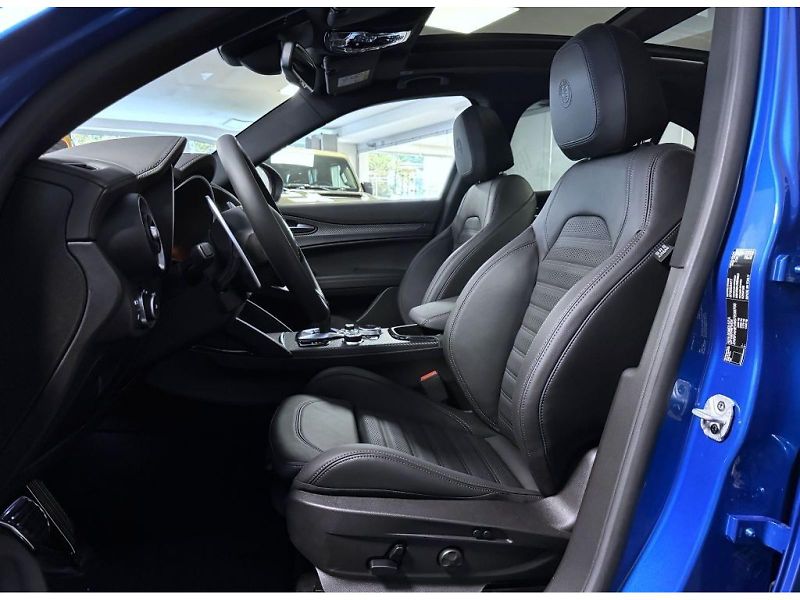 Alfa Romeo Stelvio (2026) 2.9 V6 BiTurbo 520k QV Carbon - fotka 10 z 25