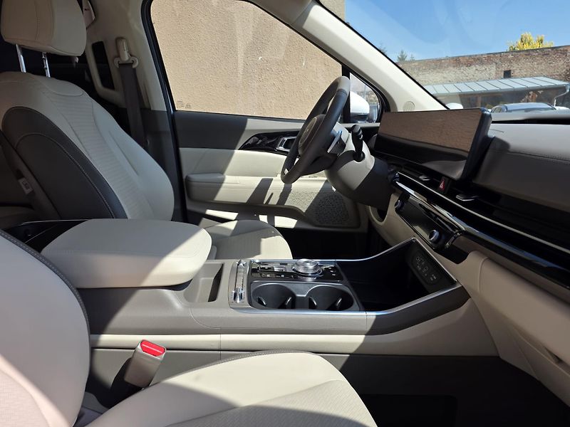 Kia Carnival (2024) 1.6-HEV-AUTOMAT-6+3MÍSTA - fotka 25 z 34