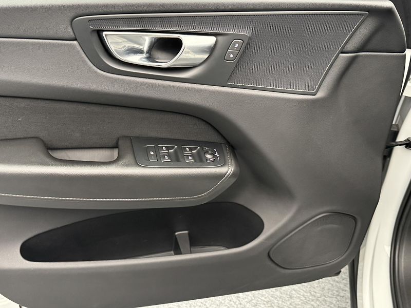 Volvo XC60 B4 AWD MOMENTUM PRO AUT CZ - fotka 7 z 37