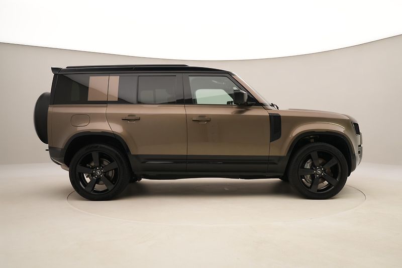 Land Rover Defender 110 D300 X-DYNAMIC HSE AWD CZ - fotka 13 z 54