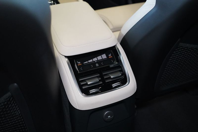 Volvo XC90 T8 PLUS Dark, Ventilace, 360° - fotka 47 z 50