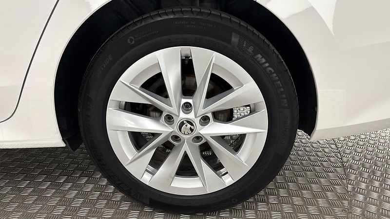 Škoda Octavia 2.0 TDI DSG Style Combi - fotka 18 z 23