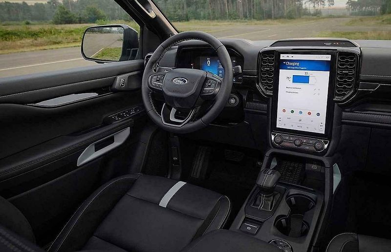 Ford Ranger PHEV je nepochybně dobrý i k uspořádání party v přírodě.