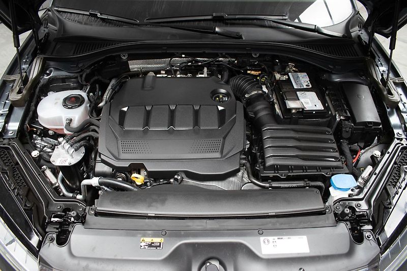 Škoda Superb 2.0 TDI L&K*2xKOLA*DSG*ACC*ČR* - fotka 37 z 42