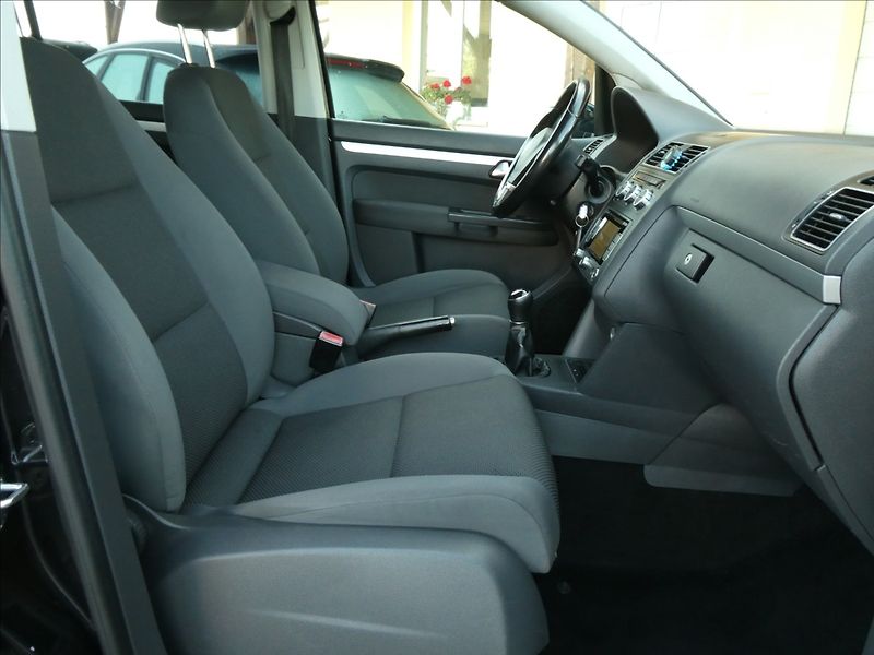 Volkswagen Touran 1,6 TDi 77kW 7.MÍST,navigace - fotka 20 z 43