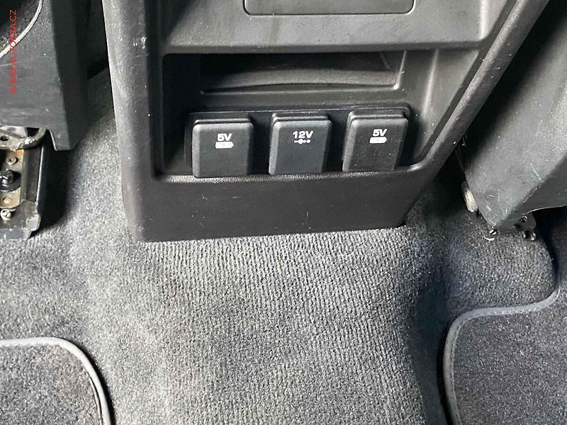 Land Rover Discovery Sport (2017) 2.0 TD4 4x4, AT, bixen, panor - fotka 11 z 21