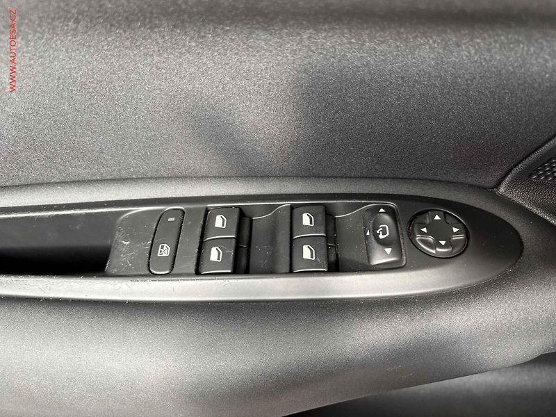 Citroën C4 (2012) 1.6i, 1.maj, AC, výhřev sed. - fotka 12 z 17