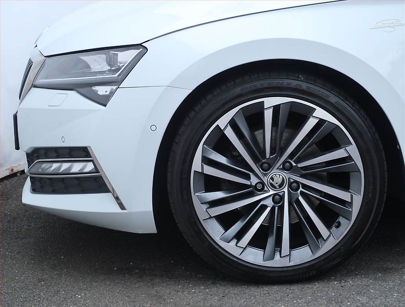Škoda Superb (2022) Laurin&Klement 2.0 TDI - fotka 15 z 25
