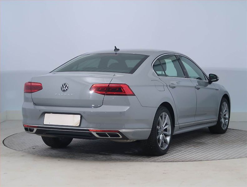 Volkswagen Passat (2022) R-Line 2.0 TSI - fotka 5 z 23