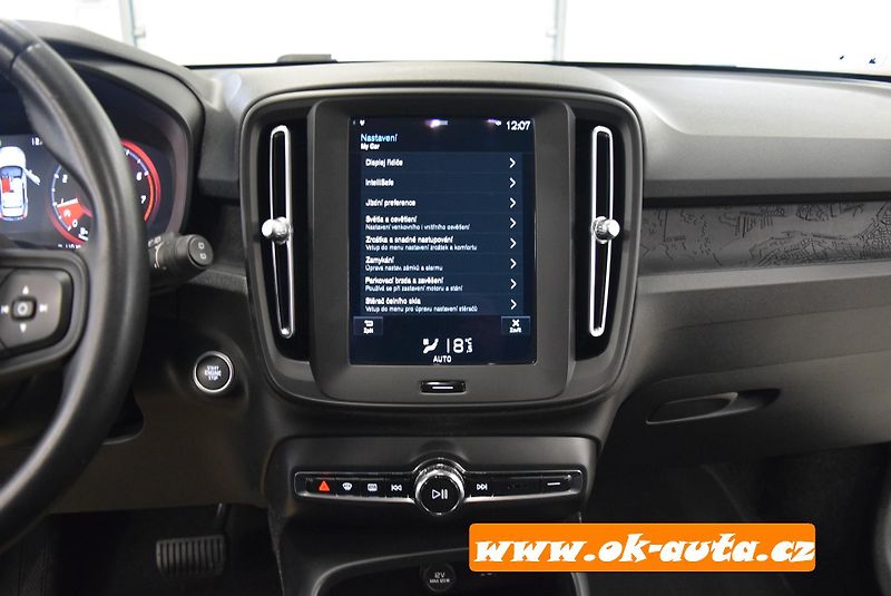 Volvo XC40 T2 MOMENTUM AUTOMAT-DPH - fotka 40 z 50