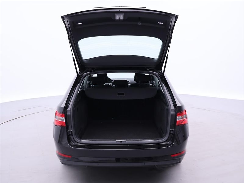 Škoda Superb 2,0 TDi Style 4x4 DSG DPH CZ - fotka 9 z 33