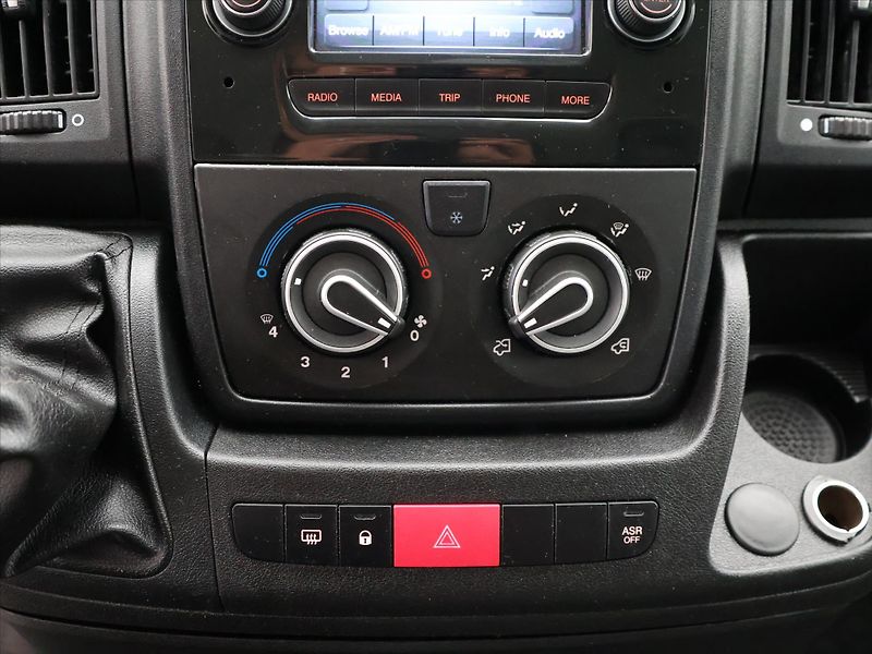 Citroën Jumper 2,0 BlueHDI 120kW L4 7-Míst DP - fotka 15 z 22