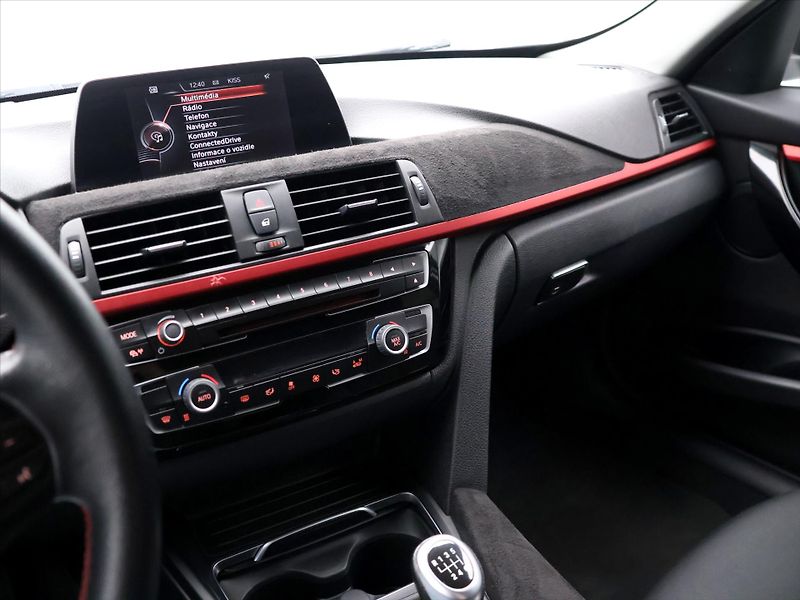 BMW Řada 3 2,0 320i 135kW CZ xDrive Sport - fotka 23 z 38