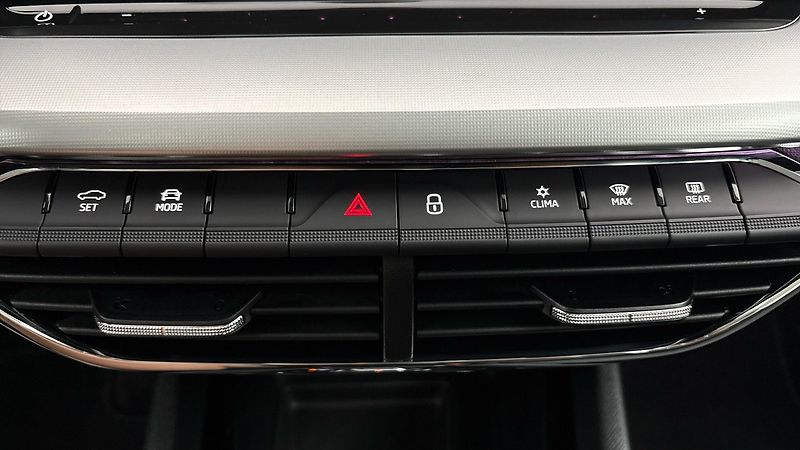 Škoda Octavia 2.0 TDI DSG Style Combi - fotka 12 z 23
