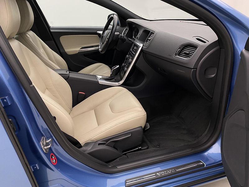 Volvo V60 D2 SUMMUM AUT - fotka 23 z 44