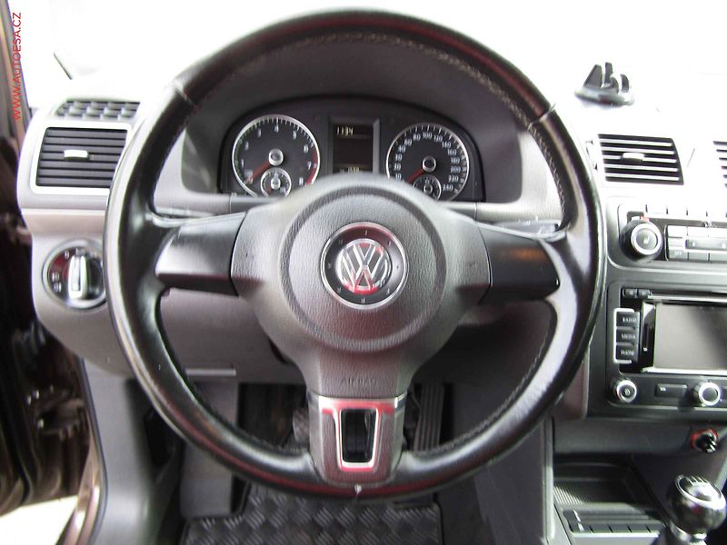 Volkswagen Touran (2011) 1.4 TSi, AC, výhřev sed - fotka 18 z 20