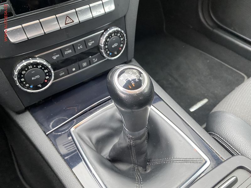 Mercedes-Benz Třídy C (2014) 1.6i C180, Klima - fotka 17 z 17