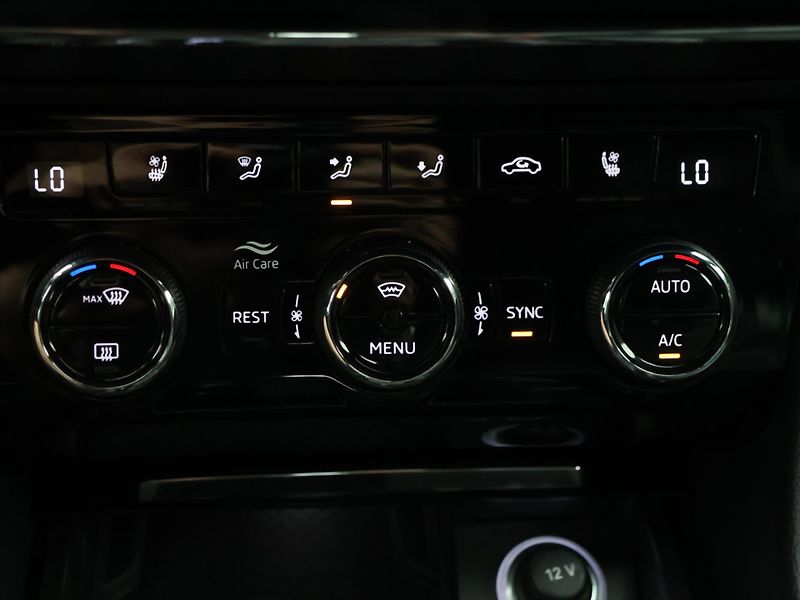 Škoda Superb 2,0 TDI 147 kW 4x4 L&K DSG DPH - fotka 25 z 35