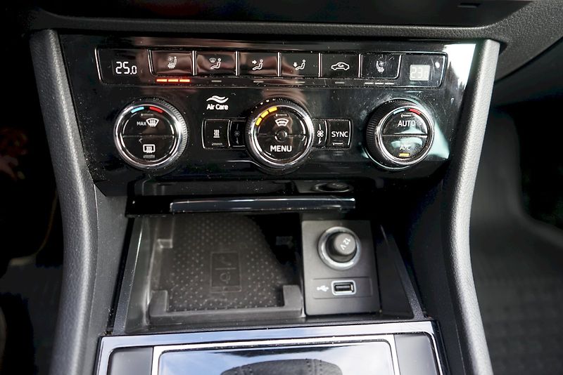 Škoda Superb (2019) TDI 140 kW DSG 4x4 L&K - tažné - fotka 21 z 39