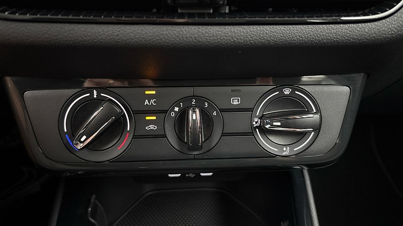 Škoda Fabia 1.0 TSI DSG Ambition - fotka 13 z 23