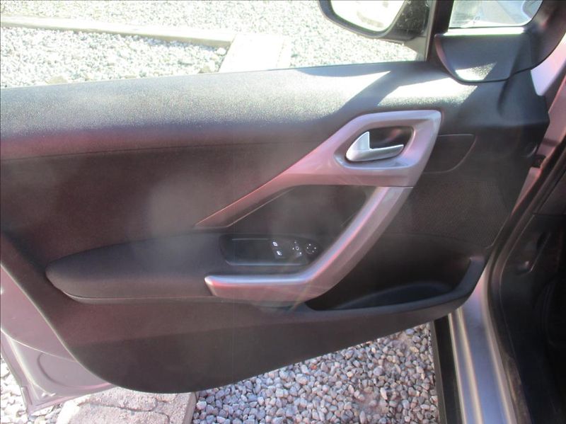 Peugeot 2008 1,2 i, klima,serv.kniha,tažné - fotka 12 z 34
