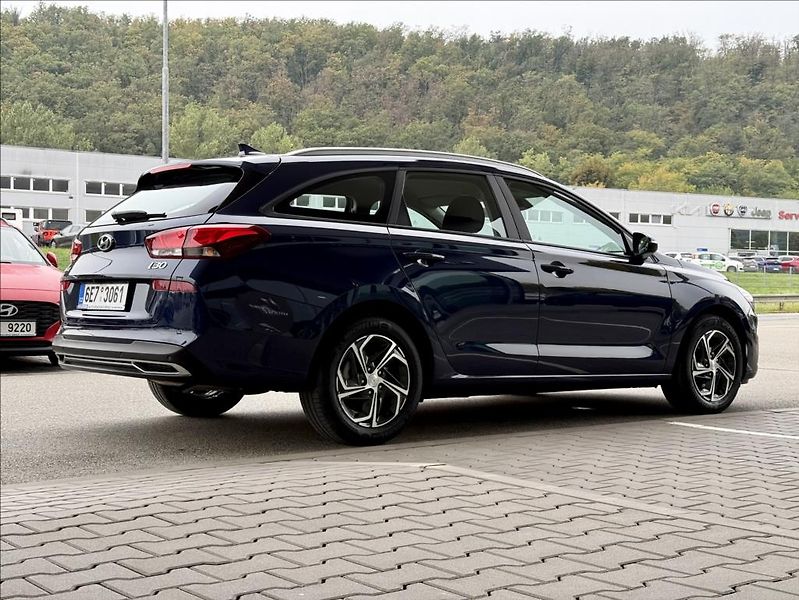 Hyundai i30 1,5 i  WG Comfort Alu 16 - fotka 3 z 25