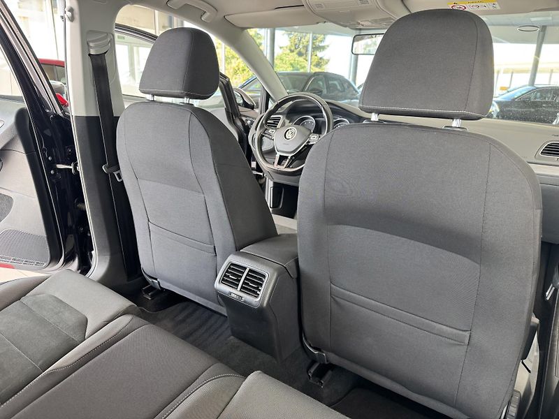 Volkswagen Golf 1,0TSI DSG*81kW*LED*Masáž - fotka 16 z 32