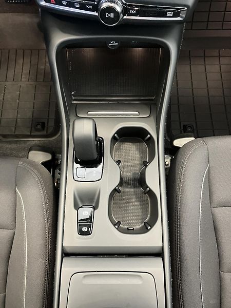 Volvo XC40 B4 Momentum Advance AT8 - fotka 18 z 41