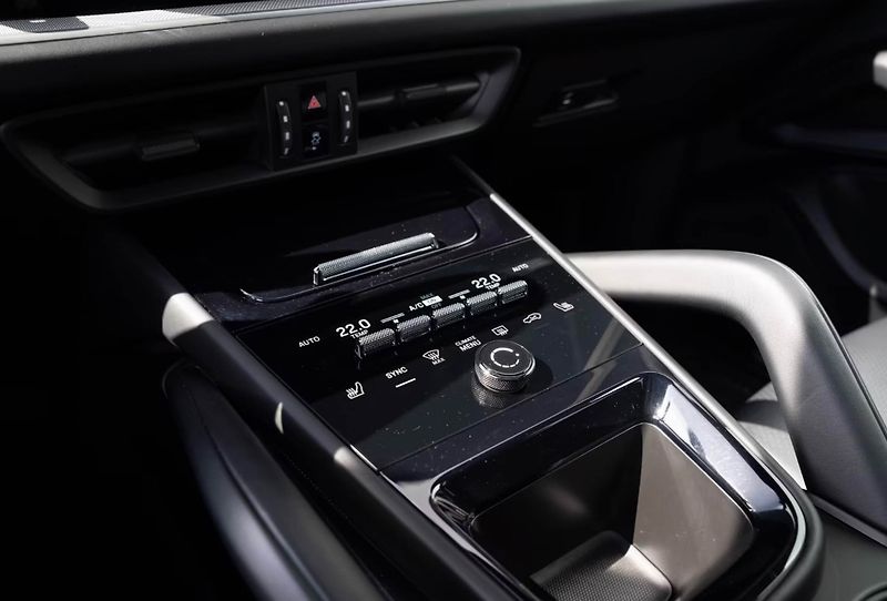Porsche Cayenne E-Hybrid Pano BOSE PASM InnoDr - fotka 16 z 17