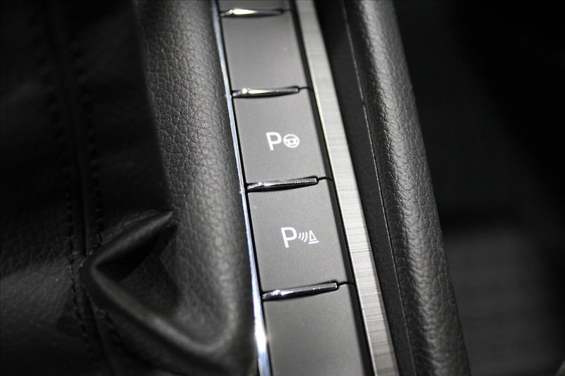 Škoda Superb 2,0 TDI Style REZERVOVÁNO - fotka 33 z 39