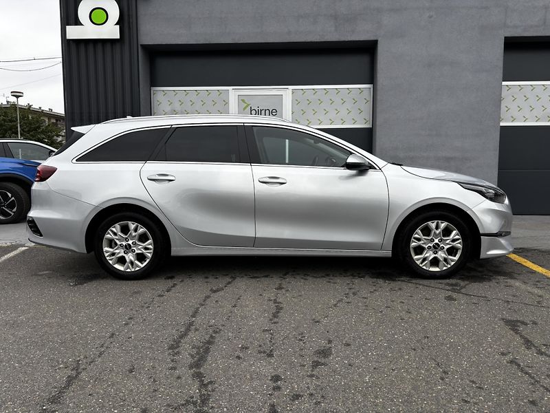 Kia Ceed (2024) SW Exclusive 1.5 T-GDI 118 kW - fotka 2 z 11