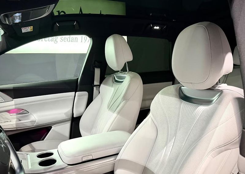 Xpeng G9 Performance AWD Vzduch Masáž - fotka 8 z 13