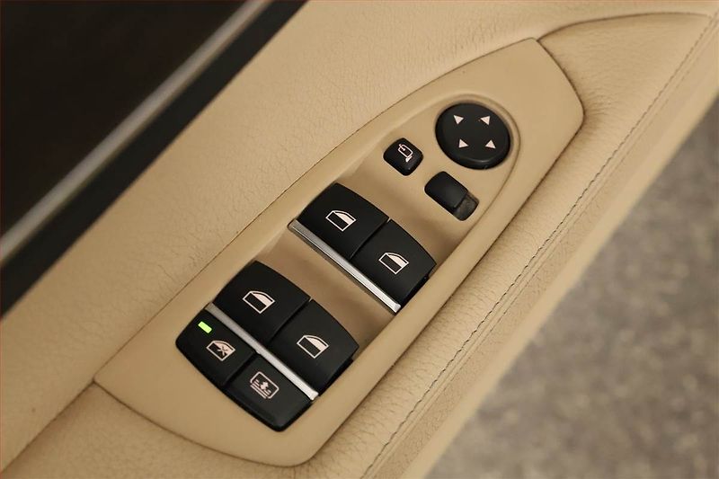 BMW Řada 7 (2010) 740d xDrive, 4X4, Automat - fotka 16 z 22