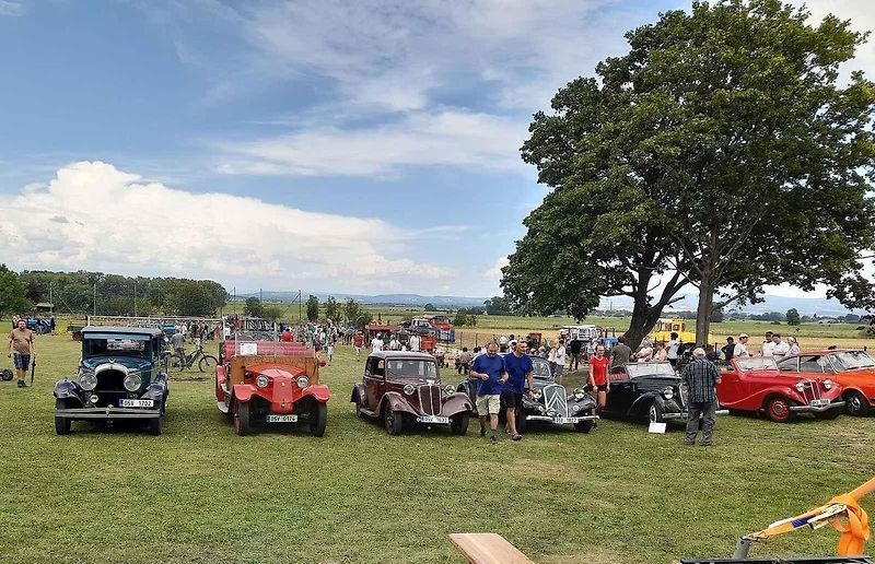 Unikátní hasičský vůz z roku 1931 kdysi sloužil dobrušským hasičům, dnes je klubovým vozidlem Podorlického Veteran Car Clubu.