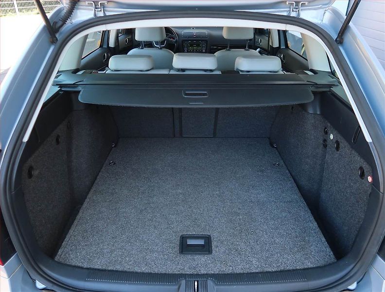Škoda Octavia (2009) Laurin&Klement 2.0 TDI, Xenony - fotka 13 z 25