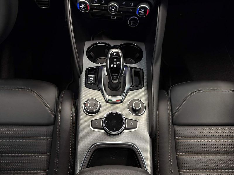 Alfa Romeo Giulia (2025) 2.0 Turbo 280k AT8 AWD  INTENS - fotka 15 z 23