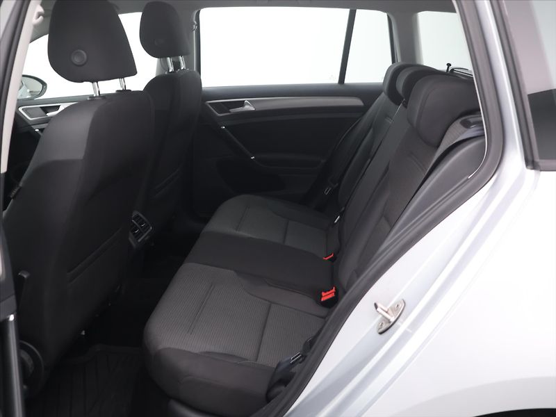 Volkswagen Golf 1,4 TSI 110kW Comfortline 1Maj - fotka 13 z 30