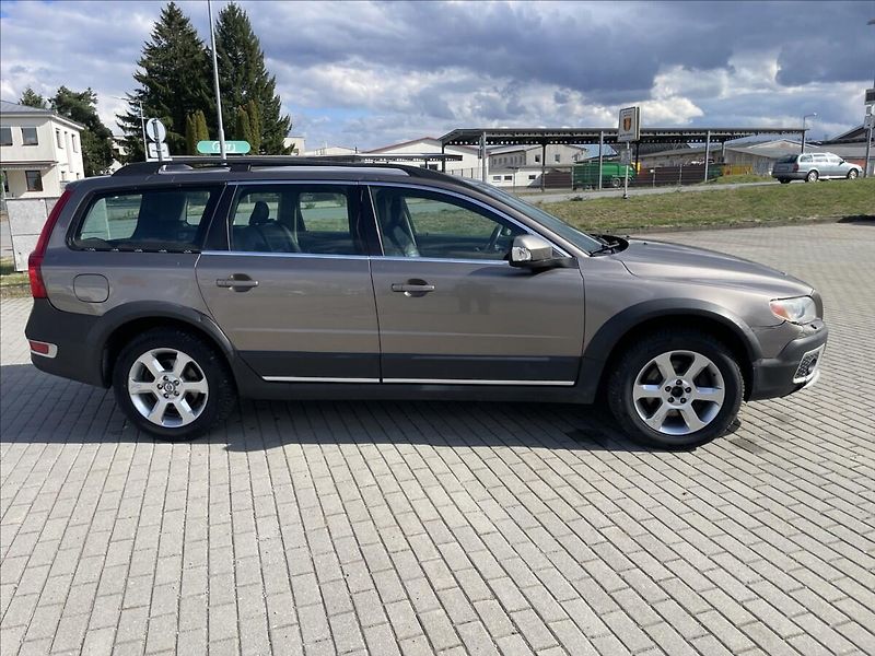 Volvo XC70 2,4 D5 151kw AWD Geartronic Mo - fotka 5 z 35