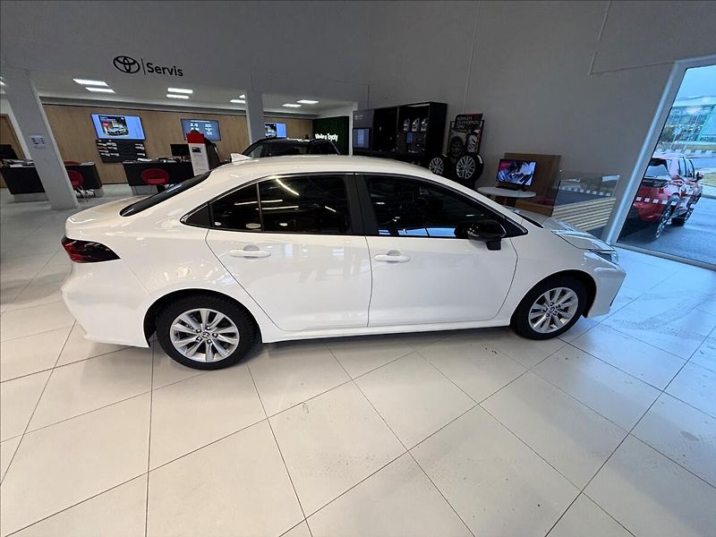 Toyota Corolla 1,8   SD Comfort Tech HEV - fotka 8 z 9